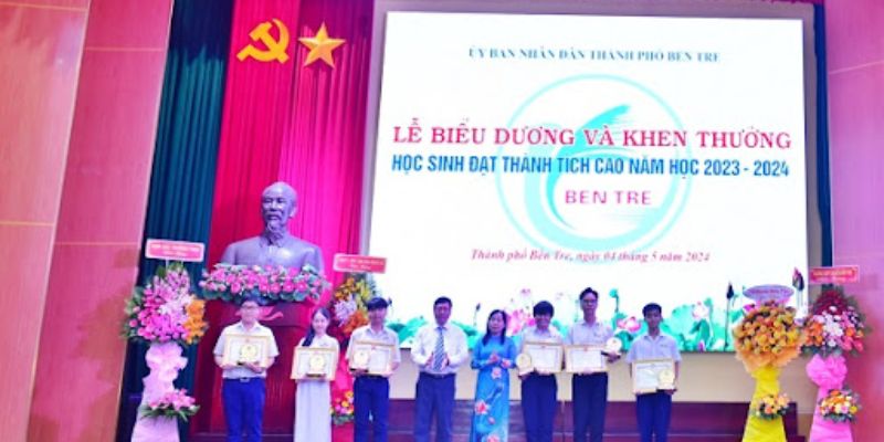 Hình ảnh các bạn học sinh đứng lên bục vinh dự khi hoàn thành xuất sắc bài thi