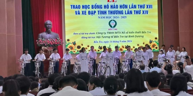 Buổi lễ trao tặng học bổng Hồ Hảo Hớn cho học sinh tại Bến 